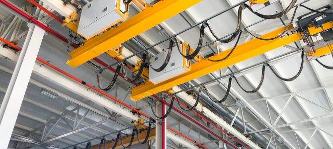 Anpassade traverskranar för tunga lyft i verkstadsmiljö